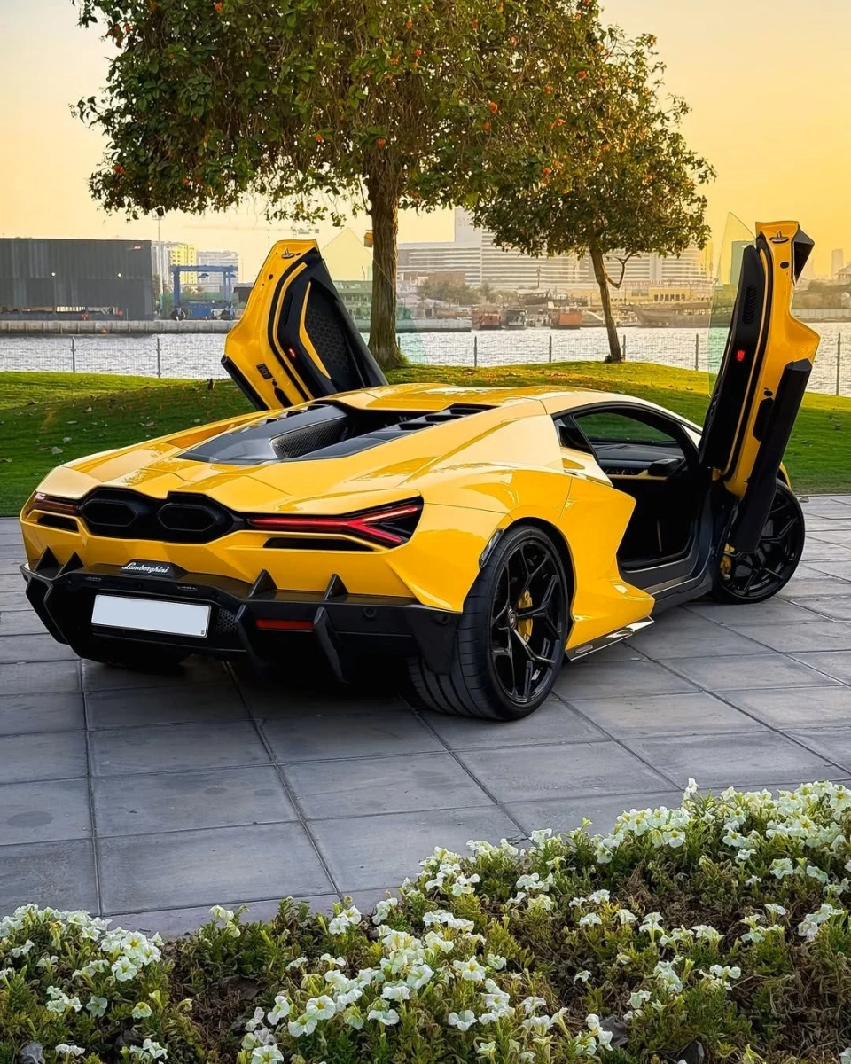 Lamborghini Revuelto 2024
